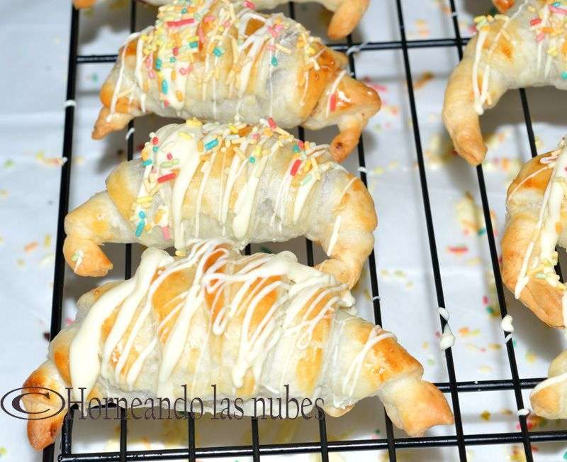 Cruasanes con crema de avellana y colorines