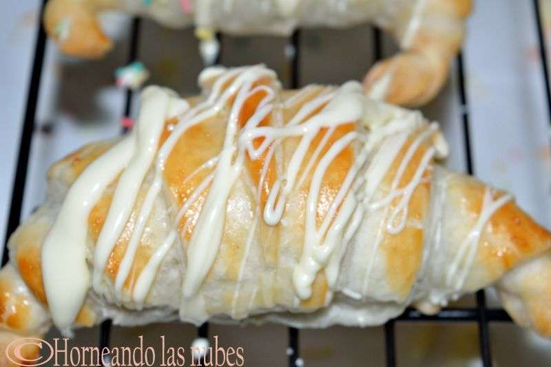 Cruasanes con crema de avellana y colorines