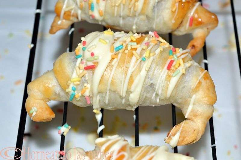 Cruasanes con crema de avellana y colorines