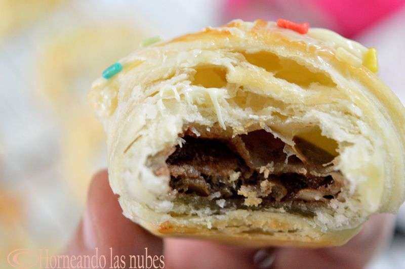 Cruasanes con crema de avellana y colorines