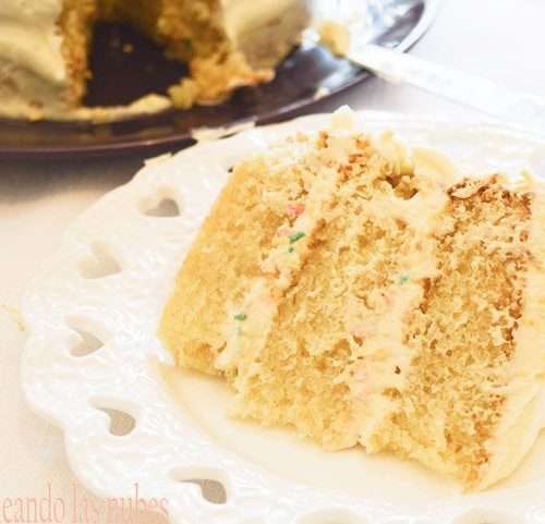 Tarta de vainilla con crema de chocolate blanco
