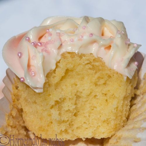 Cupcakes de vainilla con frosting de leche condensada