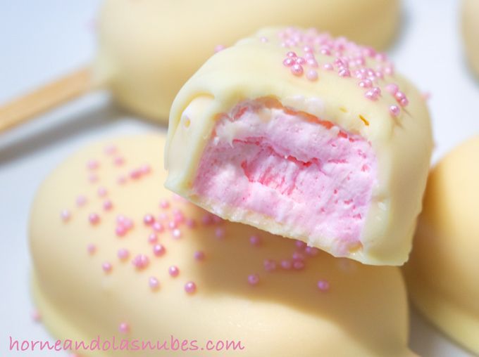 Helado de fresa y chocolate blanco