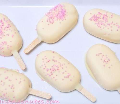 Helado de fresa y chocolate blanco