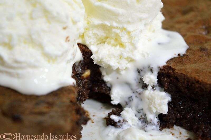 Brownie caliente con pepitas de chocolate blanco y helado de nata