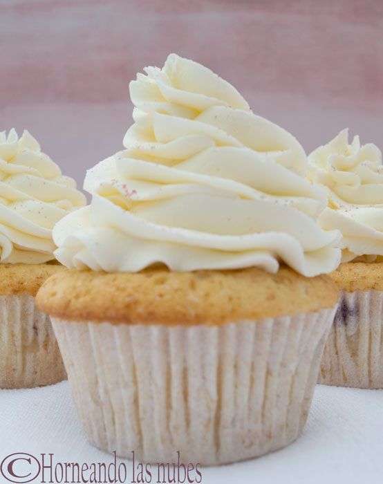 Cupcakes de chocolate blanco y frutos rojos