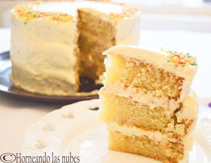 Tarta de vainilla con crema de chocolate blanco
