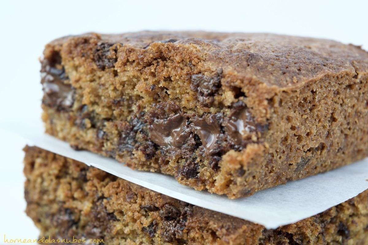Barras de galleta con trocitos de chocolate.