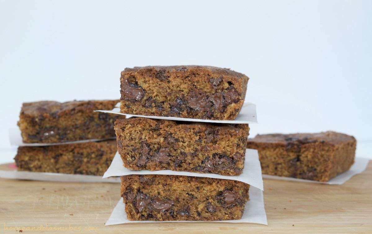 Barras de galleta con trocitos de chocolate.