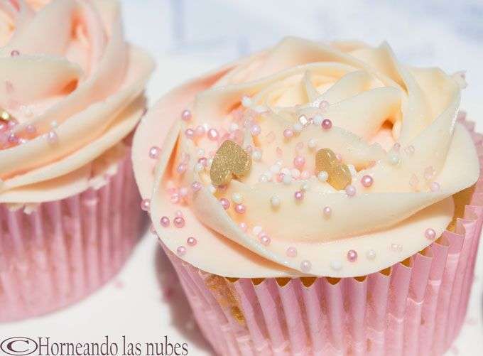 Cupcakes de vainilla con frosting de leche condensada