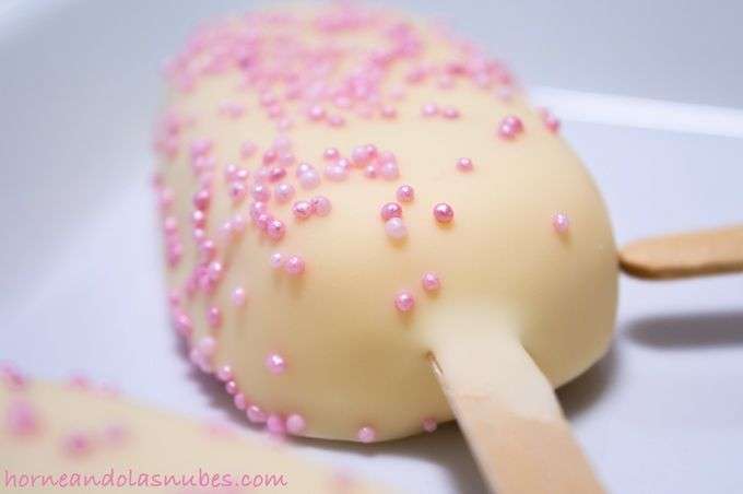 Helado de fresa y chocolate blanco