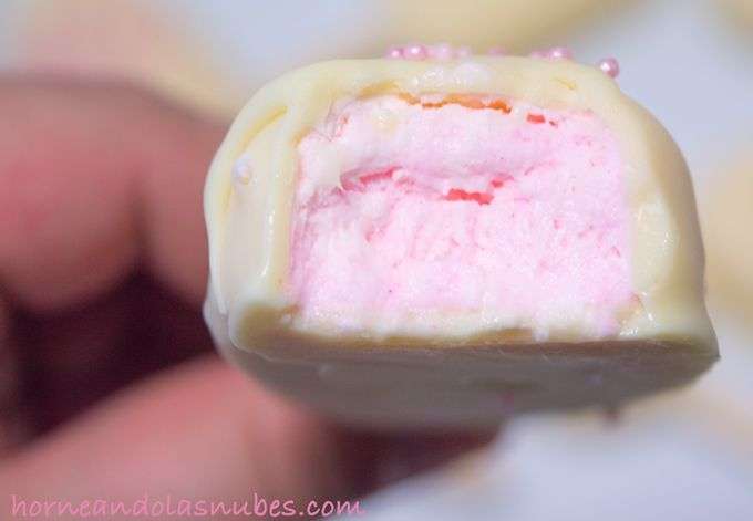 Helado de fresa y chocolate blanco